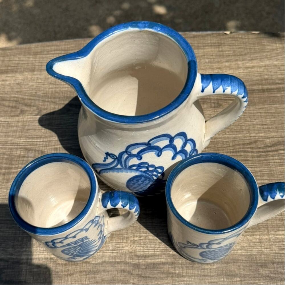 Knesseth Denisons Dorchester Pottery Turkey Pitcher 2 Mugs Blue White Signed - Picture 4 of 14